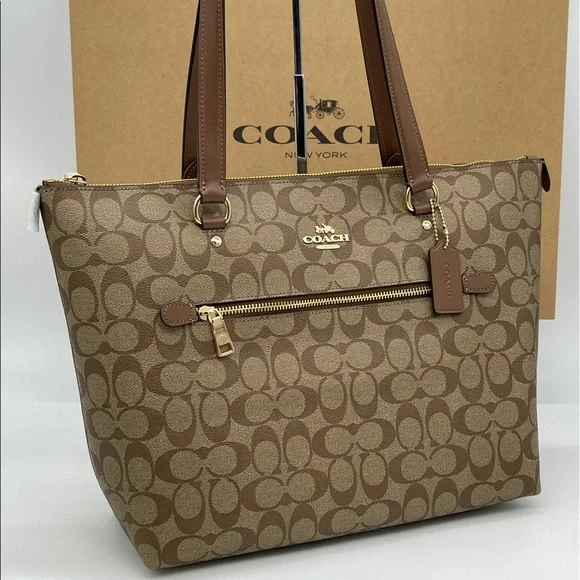 Coach Gallery Tote Bag in Signature Canvas - Picture 4 of 12